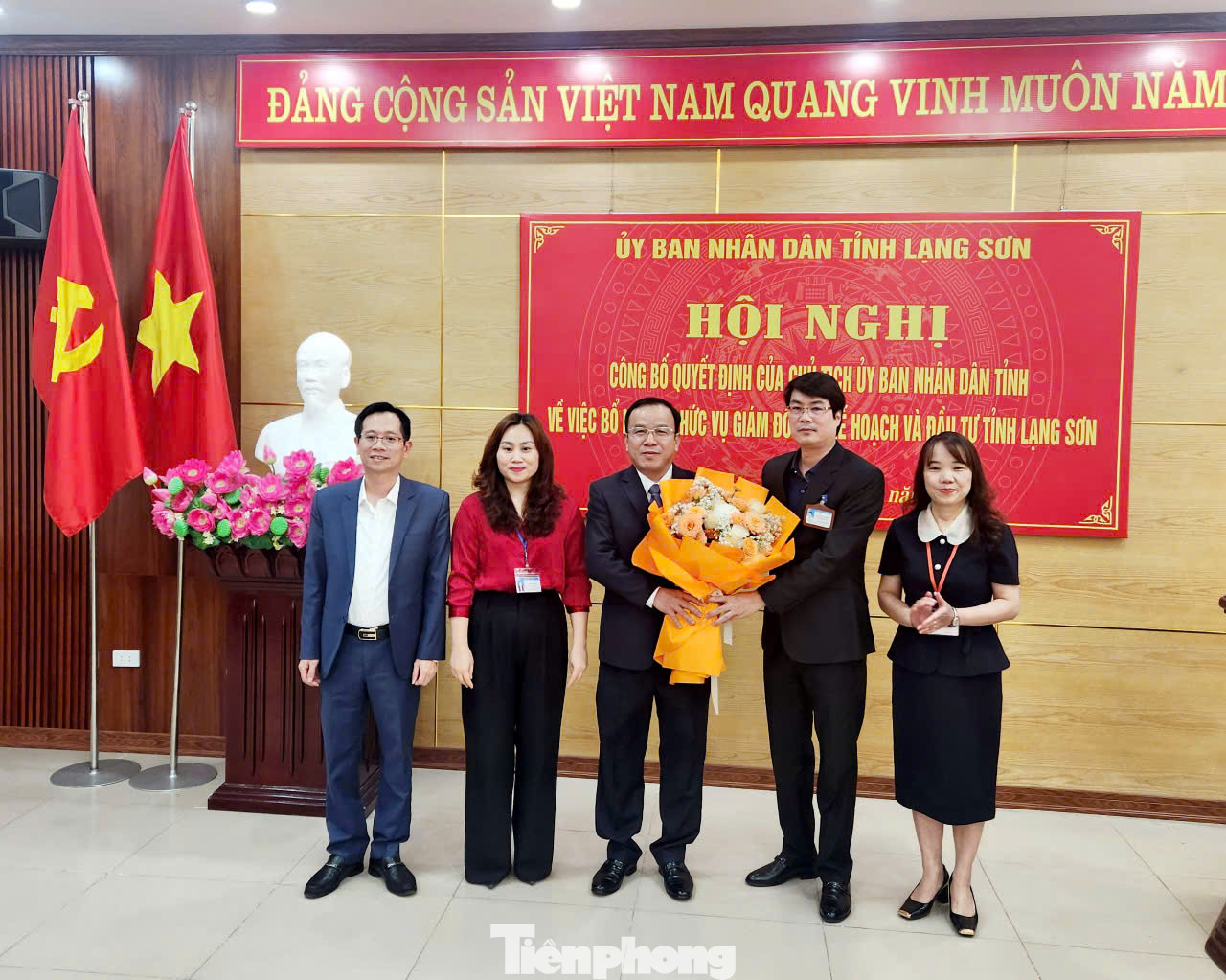 Ông Phan Hồng Tiến (giữa) nhận hoa chúc mừng của lãnh đạo Sở kế hoạch- Đầu tư Lạng Sơn Ông Phan Hồng Tiến (giữa) nhận hoa chúc mừng của lãnh đạo Sở kế hoạch- Đầu tư Lạng Sơn