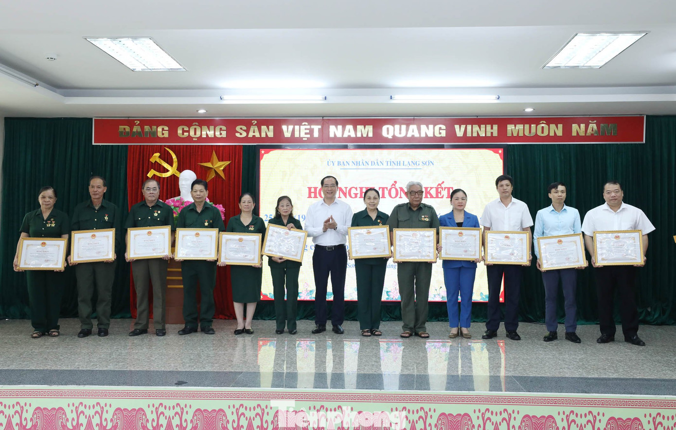 Các tập thể, cá nhân có thành tích xuất sắc được nhận Bằng khen của Chủ tịch UBND tỉnh Lạng Sơn. Ảnh: Duy Chiến