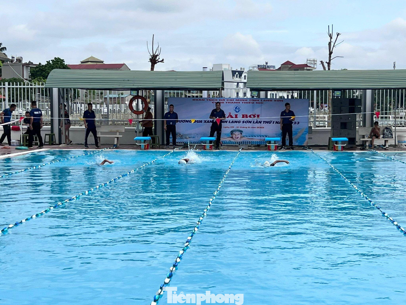 Cuộc thi sôi nổi, hấp dẫn ngay từ phút ban đầu giải bơi. Ảnh: Duy Chiến