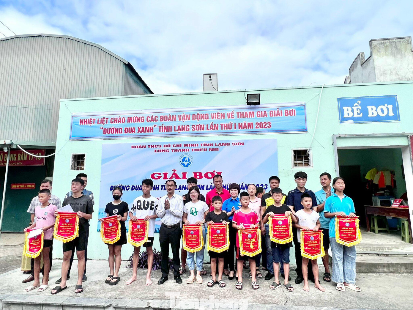 Trao cờ lưu niệm cho các đoàn tham gia giải bơi. Ảnh: Duy Chiến