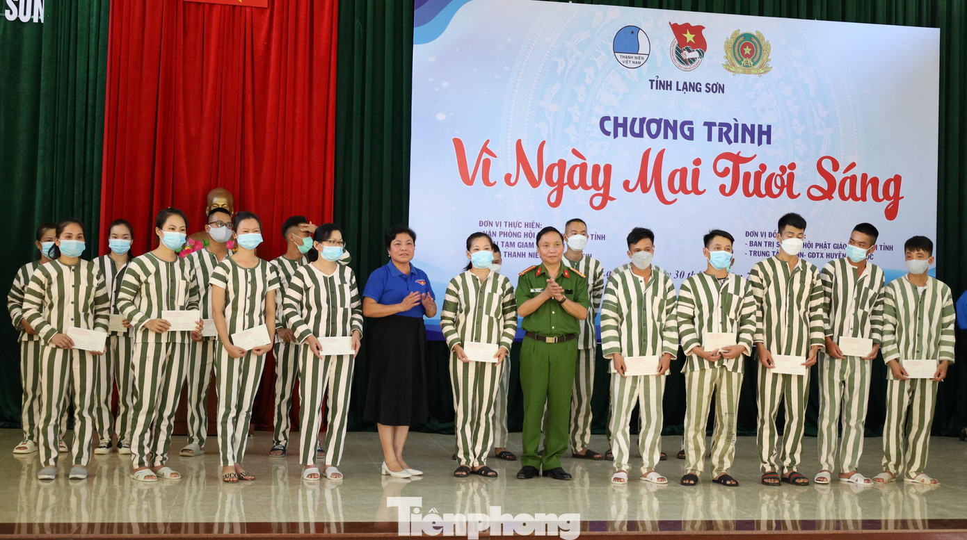 Trao giải cuộc thi "Viết thư cho người thân yêu nhất" -Ảnh: Duy Chiến