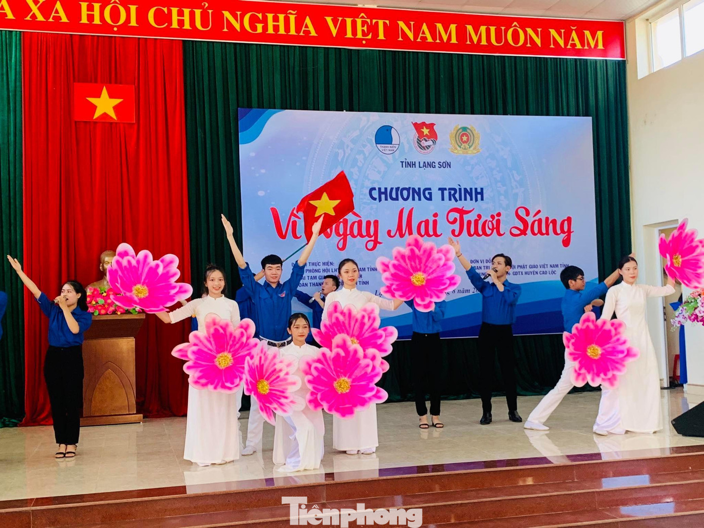 Hướng thiện, vì ngày mai tươi sáng -Ảnh: Duy Chiến