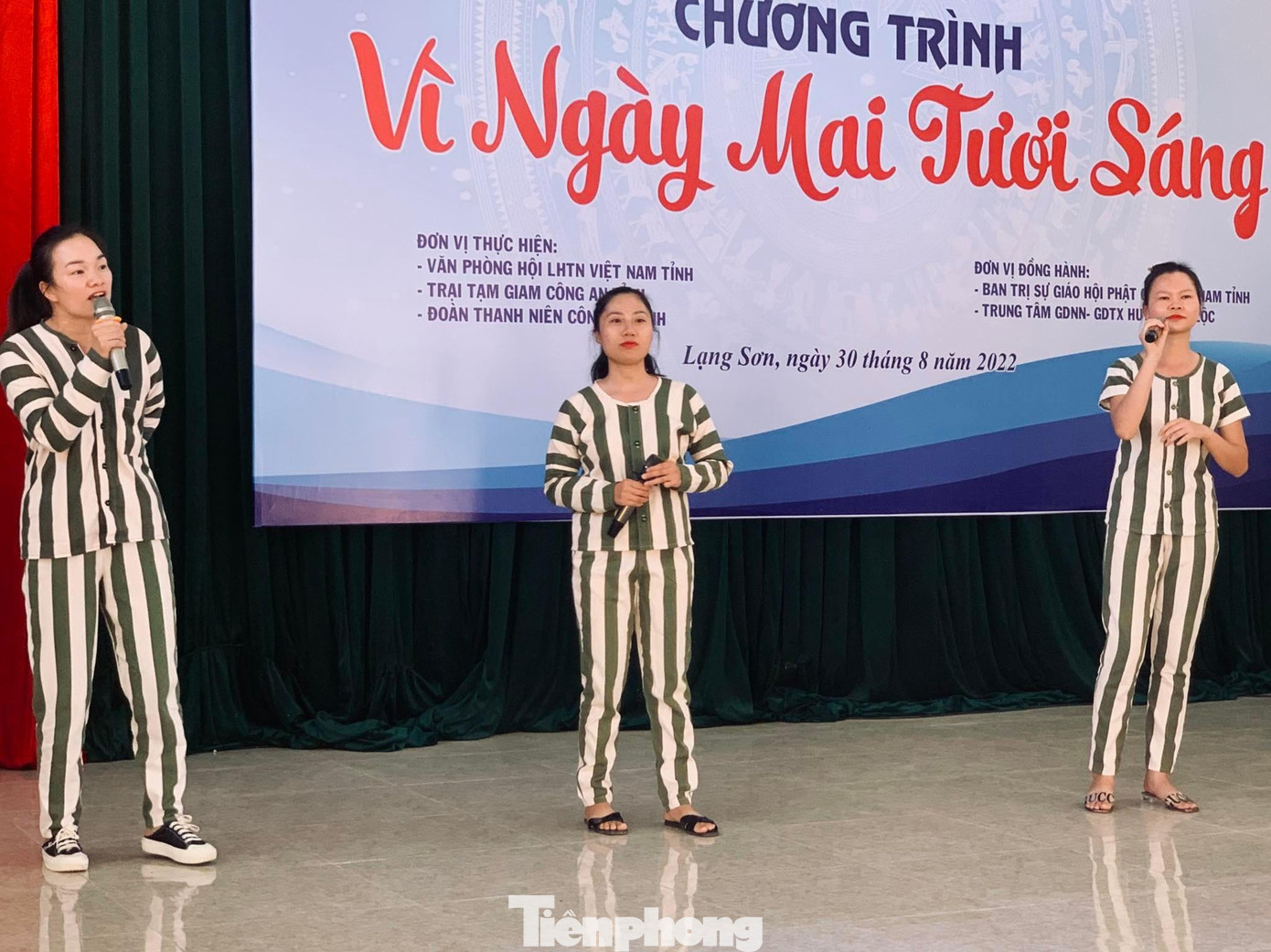 Các phạm nhân nữ cất cao tiếng hát -Ảnh: Duy Chiến