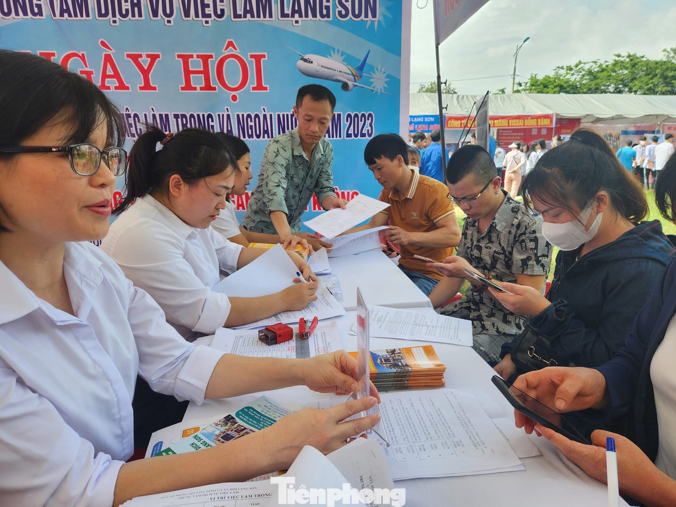 Lực lượng trong độ tuổi lao động tìm hiểu công ăn, việc làm. Ảnh: Duy Chiến Lực lượng trong độ tuổi lao động tìm hiểu công ăn, việc làm. Ảnh: Duy Chiến