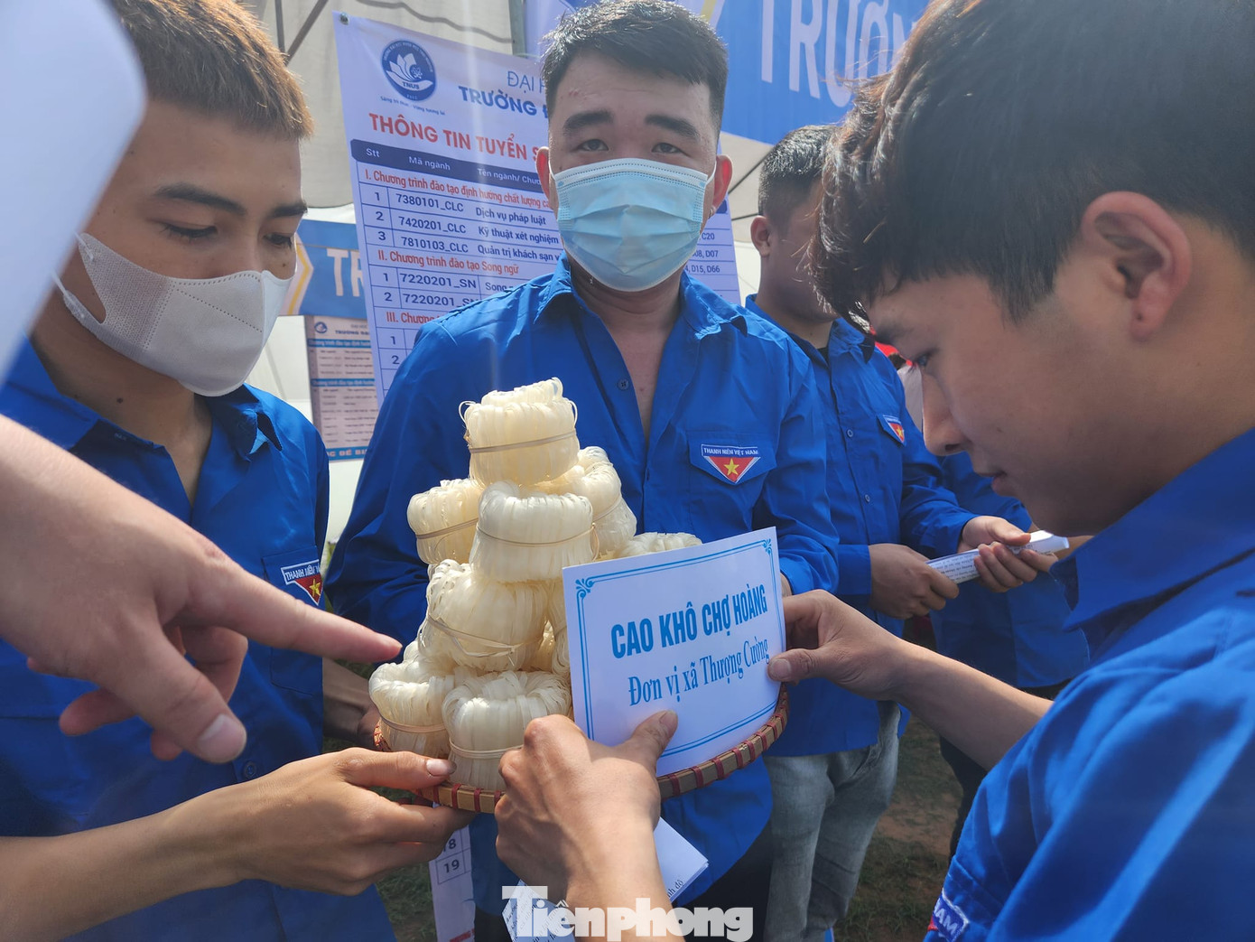 Tuổi trẻ huyện Chi Lăng giới thiệu tiềm năng cao khô Vạn Linh, huyện Chi Lăng để mong muốn đặc sản này sớm trở thành hàng hóa, đem lại hiệu quả kinh tế cao. Ảnh: Duy Chiến Tuổi trẻ huyện Chi Lăng giới thiệu tiềm năng cao khô Vạn Linh, huyện Chi Lăng để mong muốn đặc sản này sớm trở thành hàng hóa, đem lại hiệu quả kinh tế cao. Ảnh: Duy Chiến