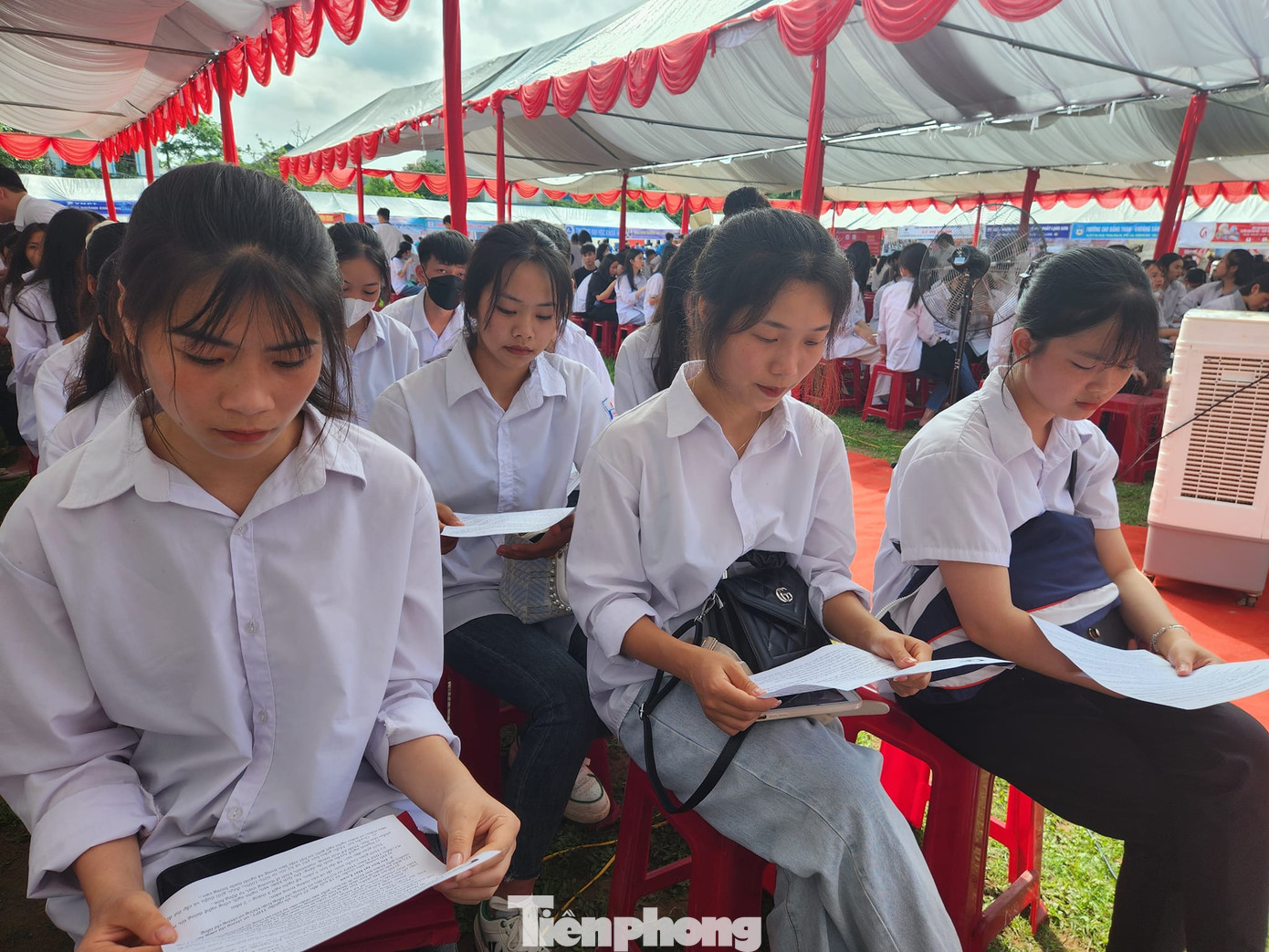 Học sinh cuối cấp THPT huyện Chi Lăng tiếp cận, tìm hiểu việc làm. Ảnh: Duy Chiến Học sinh cuối cấp THPT huyện Chi Lăng tiếp cận, tìm hiểu việc làm. Ảnh: Duy Chiến