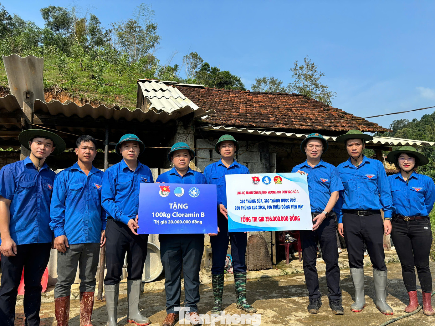 Trung ương Đoàn trao biển hỗ trợ các phần quà cho nhân dân vùng lũ Chi Lăng.