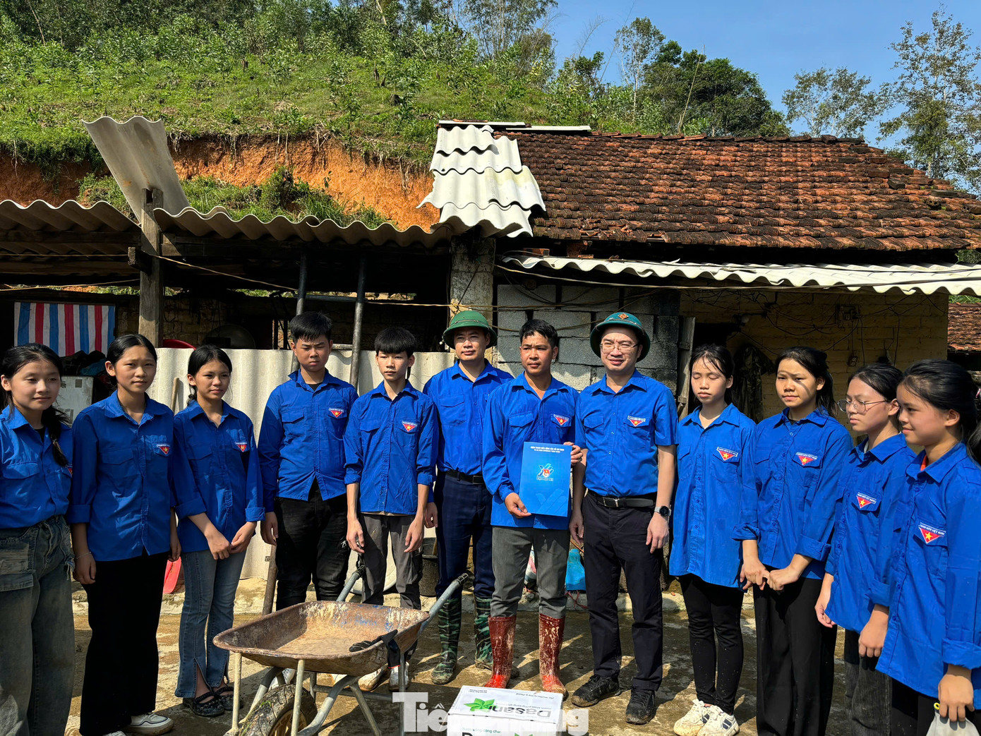 Trung ương Đoàn tặng quà động viên các Đội tình nguyện Lạng Sơn tham gia giúp dân khắc phục bão lũ.