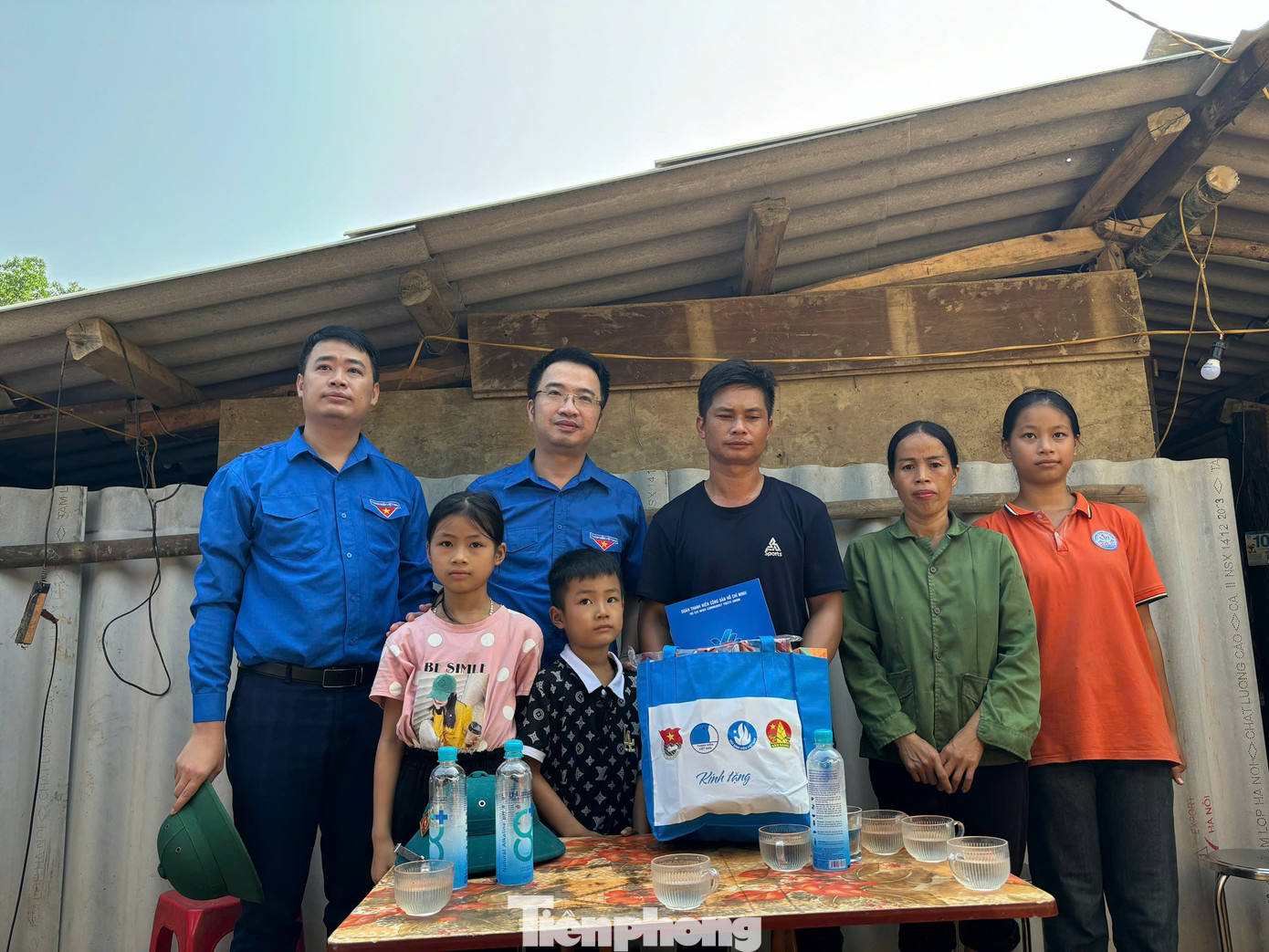 Tặng những phần quà thiết thực, ý nghĩa cho các hộ dân bị ảnh hưởng bão lũ tại huyện Chi Lăng .