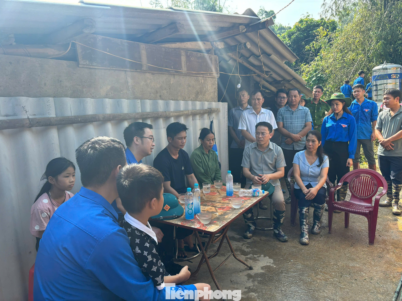 Thăm hỏi các gia đình bị thiệt hại nặng đợt bão lũ vừa qua.