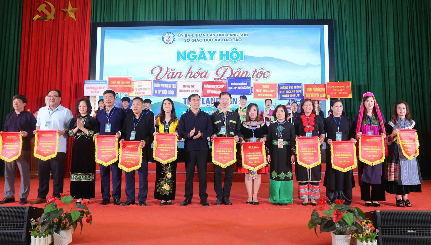 Tặng cờ lưu niệm cho các đoàn tham gia chương trình.