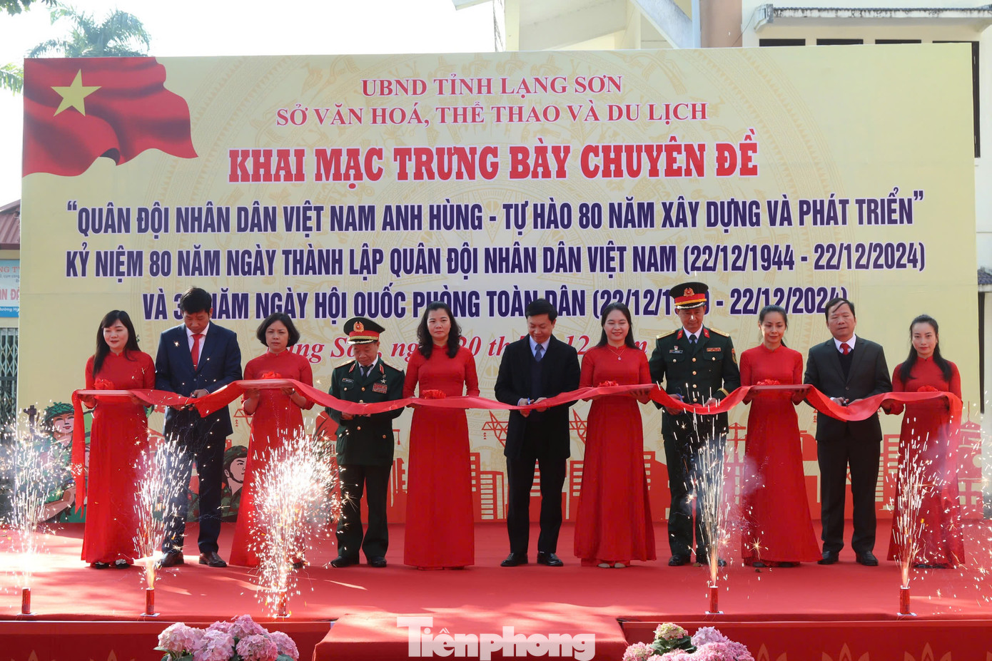 Đại diện lãnh đạo ban ngành, lực lượng vũ trang Lạng Sơn thực hiện nghi thức cắt băng khai mạc triển lãm Quân đội Nhân dân Việt Nam anh hùng - tự hào 80 năm xây dựng và phát triển. Ảnh: Duy Chiến. Đại diện lãnh đạo ban ngành, lực lượng vũ trang Lạng Sơn thực hiện nghi thức cắt băng khai mạc triển lãm Quân đội Nhân dân Việt Nam anh hùng - tự hào 80 năm xây dựng và phát triển. Ảnh: Duy Chiến.