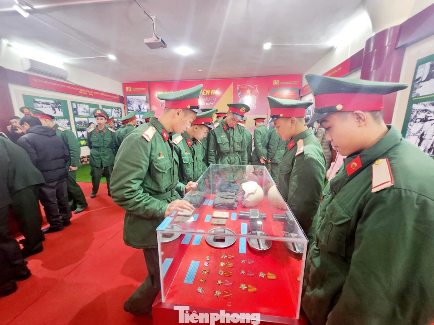 Rất đông Đoàn viên, thanh niên Lạng Sơn tham quan, tìm hiểu 80 năm chặng đường xây dựng và phát triển của Quân đội Nhân dân Việt Nam anh hùng. Ảnh: Duy Chiến. Rất đông Đoàn viên, thanh niên Lạng Sơn tham quan, tìm hiểu 80 năm chặng đường xây dựng và phát triển của Quân đội Nhân dân Việt Nam anh hùng. Ảnh: Duy Chiến.