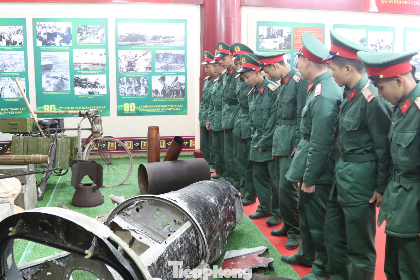 Chiến sĩ trẻ Lạng Sơn hào hứng với không gian tái hiện chiến công bắn rơi máy bay Mỹ. Chiến sĩ trẻ Lạng Sơn hào hứng với không gian tái hiện chiến công bắn rơi máy bay Mỹ.