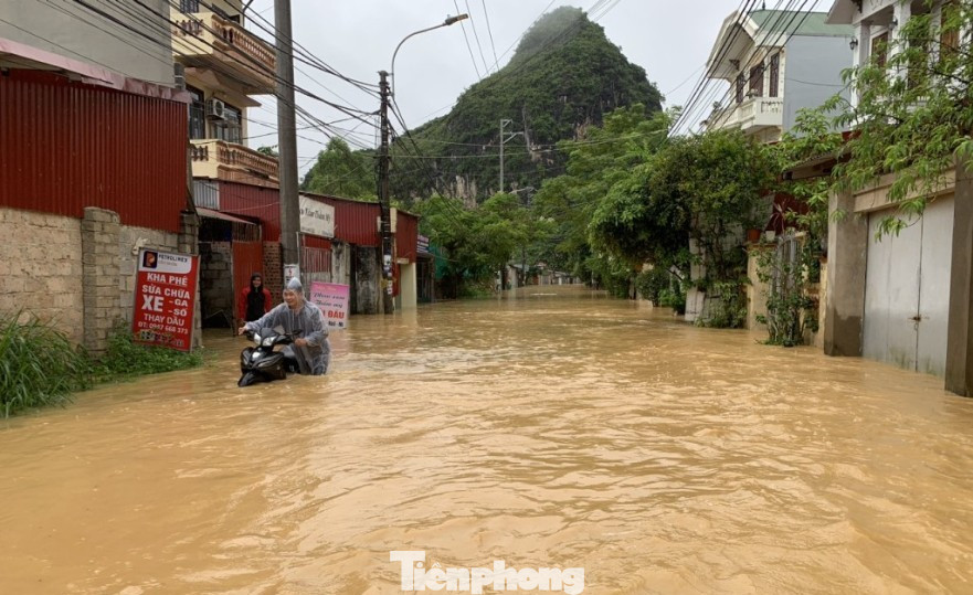 Thời điểm mưa to, khu vực phường Tam Thanh, thành phố Lạng Sơn đường biến thành sông. Thời điểm mưa to, khu vực phường Tam Thanh, thành phố Lạng Sơn đường biến thành sông.
