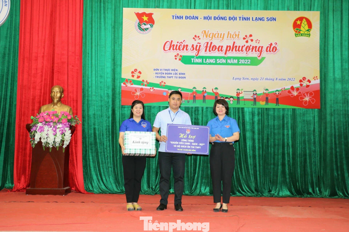 Trao biển tượng trưng "Khuôn viên xanh- sạch- đẹp" và bộ sách ôn thi THPT cho Trường THPT Tú Đoạn -Ảnh: Duy Chiến Trao biển tượng trưng "Khuôn viên xanh- sạch- đẹp" và bộ sách ôn thi THPT cho Trường THPT Tú Đoạn -Ảnh: Duy Chiến