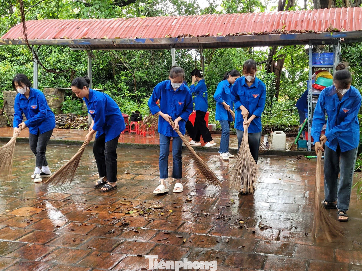 Đoàn viên, thanh niên tham gia vệ sinh nơi công cộng -Ảnh: Duy Chiến Đoàn viên, thanh niên tham gia vệ sinh nơi công cộng -Ảnh: Duy Chiến