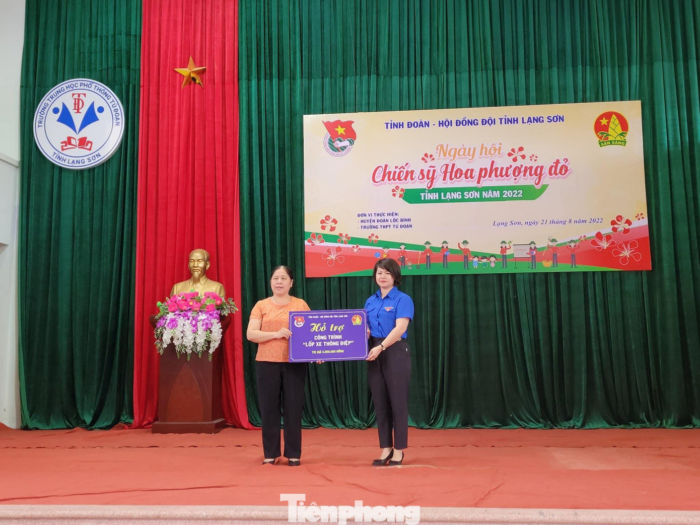 Đại diện Trường Tiểu học Tú Đoạn (bìa trái) nhận biển Hỗ trợ "Lốp xe thông điệp" của Tỉnh đoàn Lạng Sơn -Ảnh: Duy Chiến Đại diện Trường Tiểu học Tú Đoạn (bìa trái) nhận biển Hỗ trợ "Lốp xe thông điệp" của Tỉnh đoàn Lạng Sơn -Ảnh: Duy Chiến