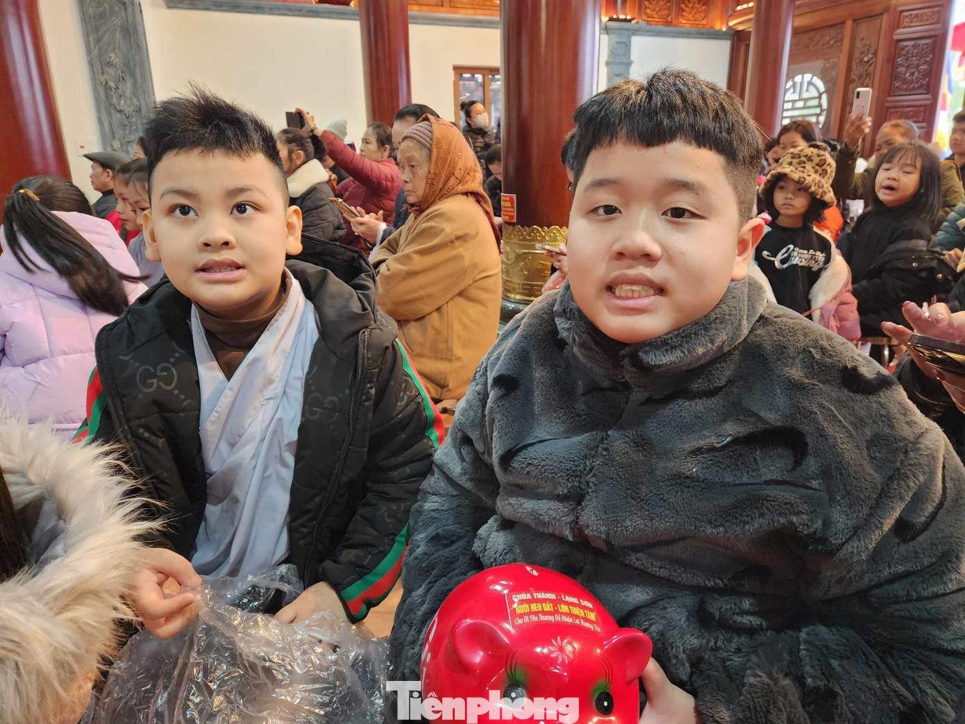 Các cháu thiếu niên, nhi đồng hào hứng với phong trào "Nuôi lợn đất- Lớn thiện tâm". Ảnh: Duy Chiến