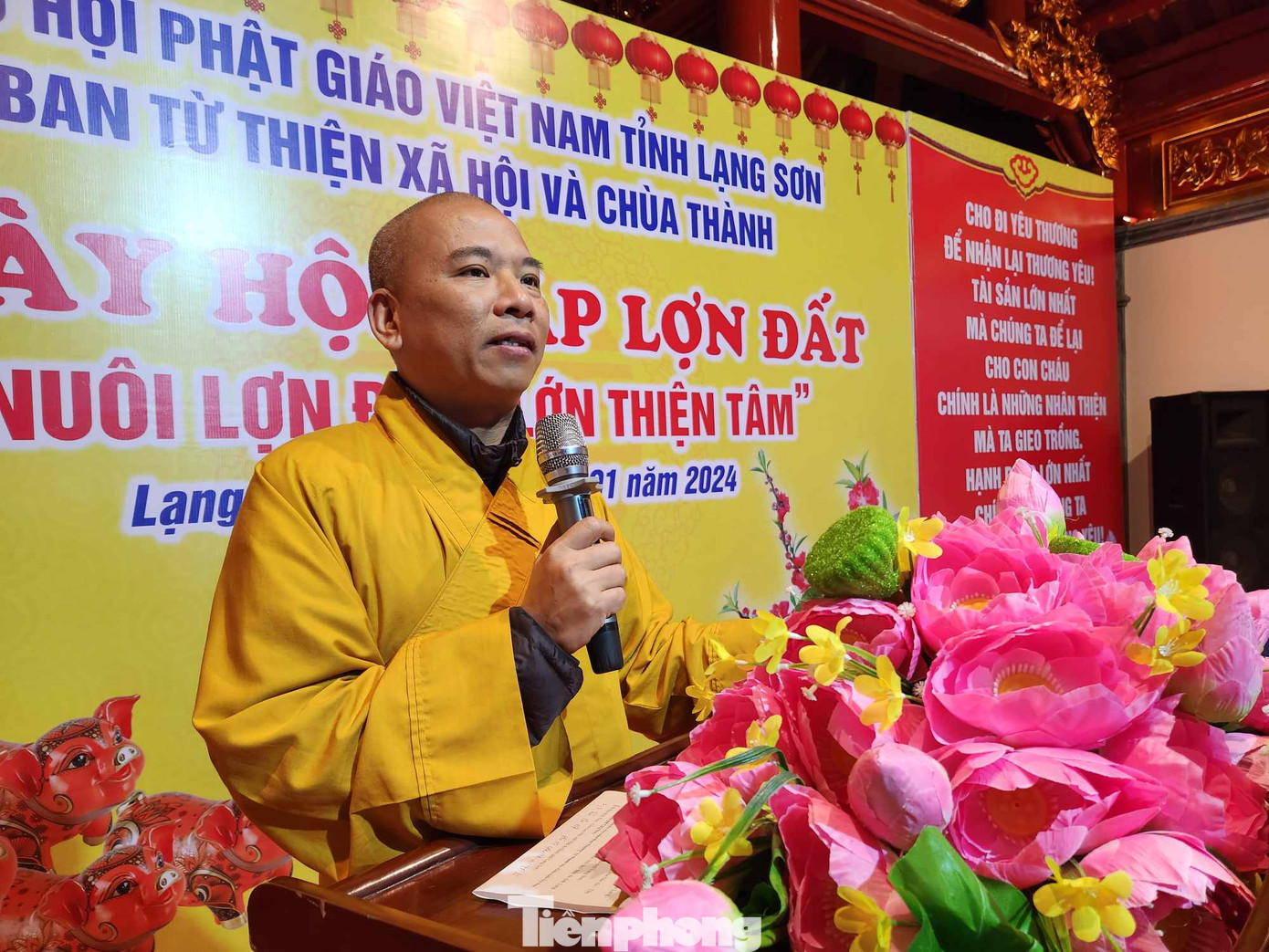 Thượng tọa Thích Quảng Truyền, Trưởng ban trị sự Giáo hội Phật giáo Việt Nam tỉnh Lạng Sơn khích lệ việc "nuôi lợn đất" làm từ thiện. Ảnh: Duy Chiến