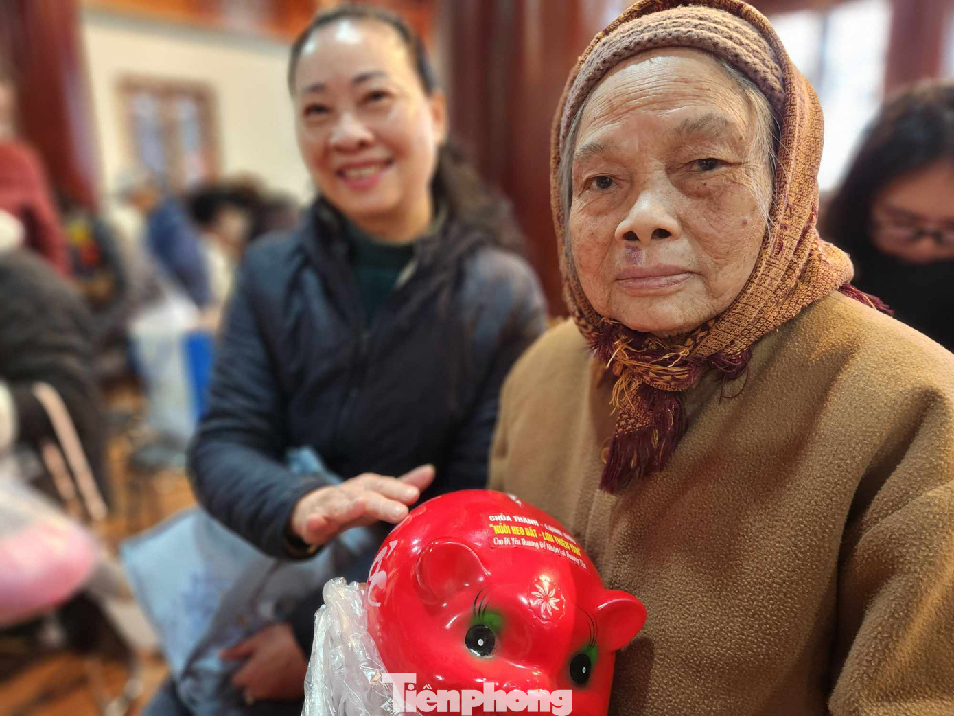 Cụ Trần Thị Nụ, 91 tuổi, phường Chi Lăng, thành phố Lạng Sơn tham gia "nuôi lợn đất". Ảnh: Duy Chiến