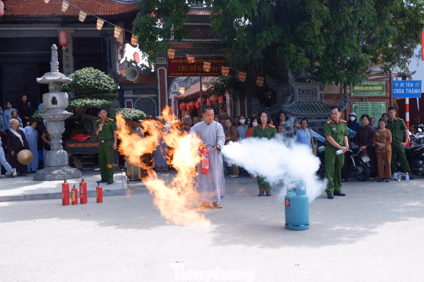 Thực hành chữa cháy. Ảnh: Duy Chiến Thực hành chữa cháy. Ảnh: Duy Chiến