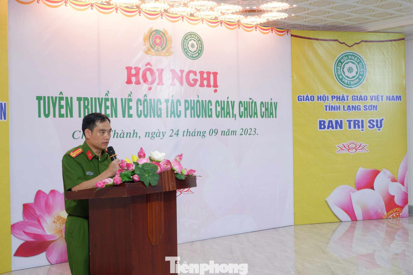 Đại diện Công an thành phố Lạng Sơn tuyên truyền phòng cháy chữa cháy. Ảnh: Duy Chiến