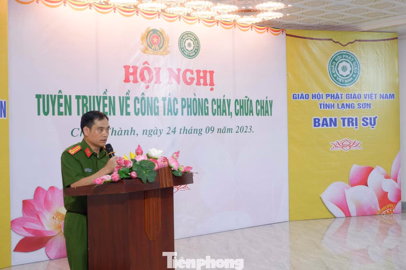 Đại diện Công an thành phố Lạng Sơn tuyên truyền phòng cháy chữa cháy. Ảnh: Duy Chiến Đại diện Công an thành phố Lạng Sơn tuyên truyền phòng cháy chữa cháy. Ảnh: Duy Chiến