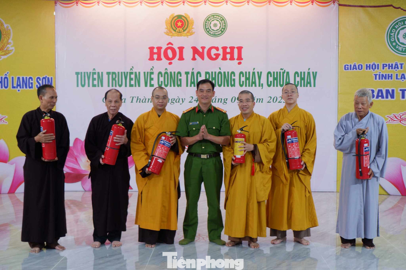 Công an thành phố Lạng Sơn tặng bình cứu hỏa mi ni cho tăng ni, phật tử. Ảnh: Duy Chiến