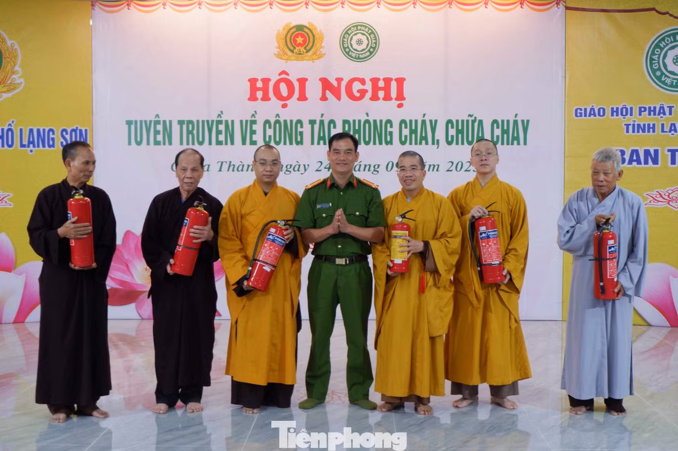 Công an thành phố Lạng Sơn tặng bình cứu hỏa mi ni cho tăng ni, phật tử. Ảnh: Duy Chiến Công an thành phố Lạng Sơn tặng bình cứu hỏa mi ni cho tăng ni, phật tử. Ảnh: Duy Chiến
