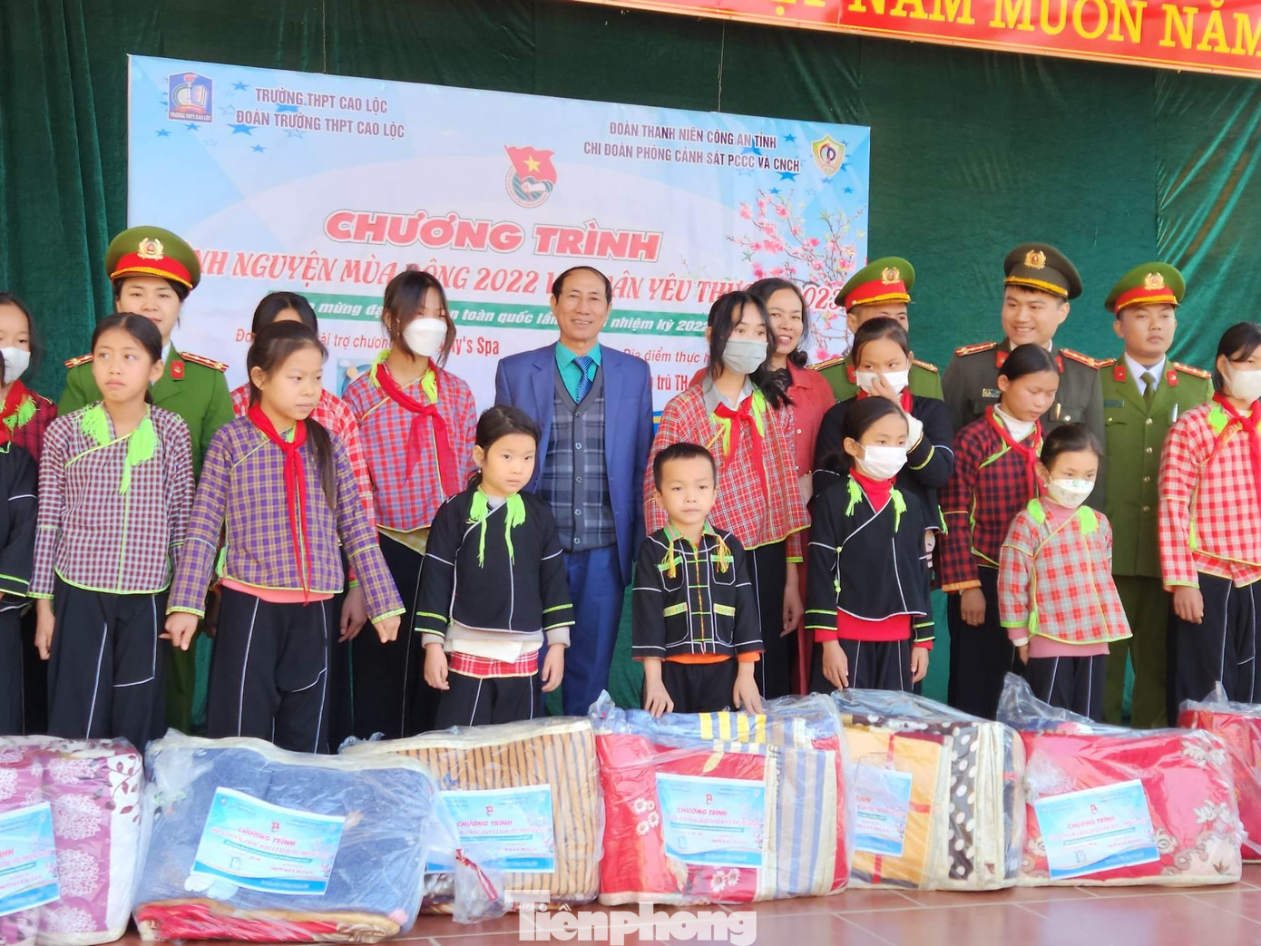 Đoàn trường THPT Cao Lộc phối hợp với Chi đoàn PC07 công an tỉnh Lạng Sơn và các nhà đồng hành tặng quà cho học sinh nghèo xã Lộc Yên, huyện Cao Lộc -Ảnh: Duy Chiến