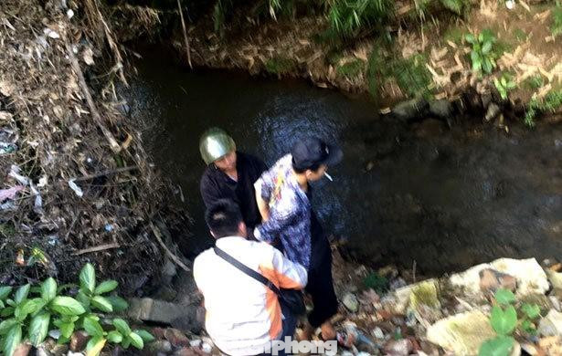 Tên Hoàng Văn Vũ (giữa) bị lực lượng chức năng bắt giữ khi đang trốn ở một khe suối -Ảnh: PV