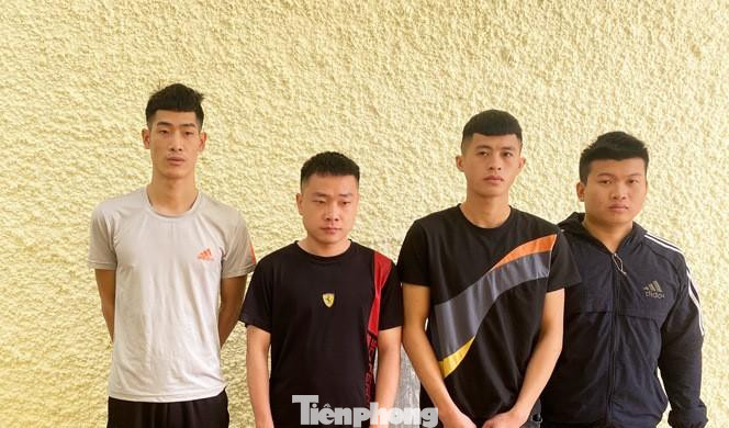Bốn đối tượng: Mạnh, Lượng, Nam, Thìn tại cơ quan công an -Ảnh: H.T Bốn đối tượng: Mạnh, Lượng, Nam, Thìn tại cơ quan công an -Ảnh: H.T