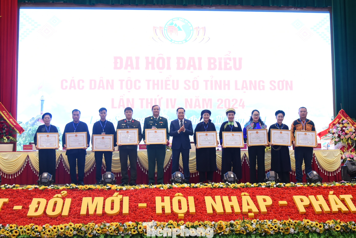 11 cá nhân có thành tích xuất sắc nhận Bằng khen của Chủ tịch UBND tỉnh Lạng Sơn (ảnh: Duy Chiến)