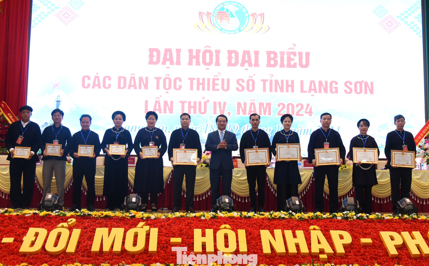 Bộ trưởng- Chủ nhiệm Ủy ban dân tộc Hầu A Lềnh (giữa) trao tặng Bằng khen và Kỷ niệm chương cho các tập thể, cá nhân có thành tích xuất sắc ở Lạng Sơn. (ảnh: Duy Chiến)