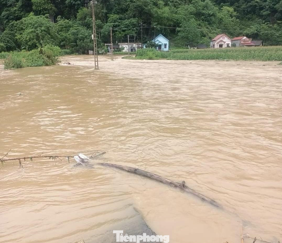 Nhiều nơi, mưa ngập úng làm hoa màu hư hỏng, giao thông chia cắt.