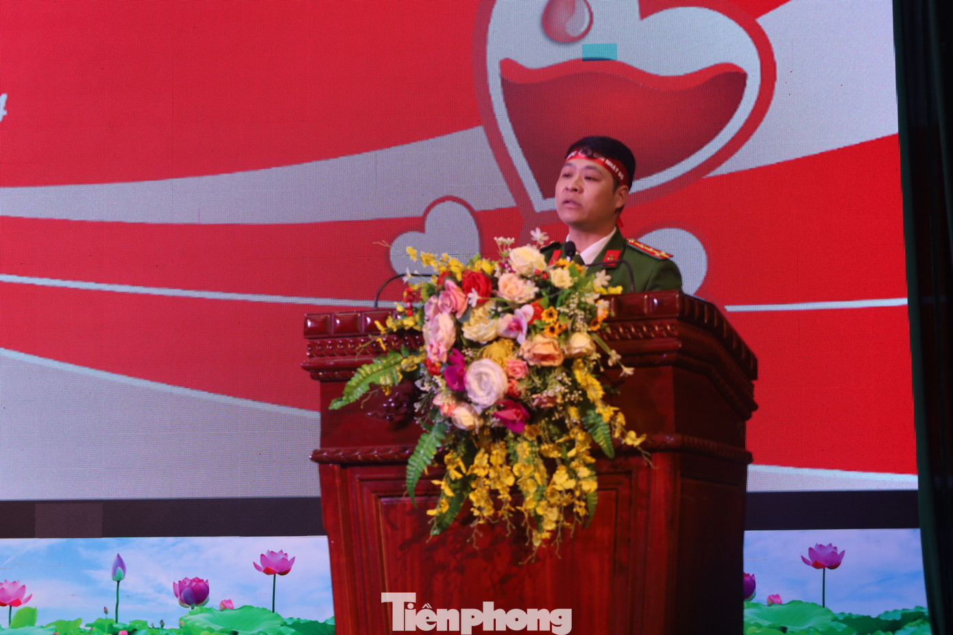 Anh Triệu Văn Trọng, người hiến máu tiêu biểu ở Lạng Sơn phát biểu hưởng ứng chương trình. Ảnh: Duy Chiến