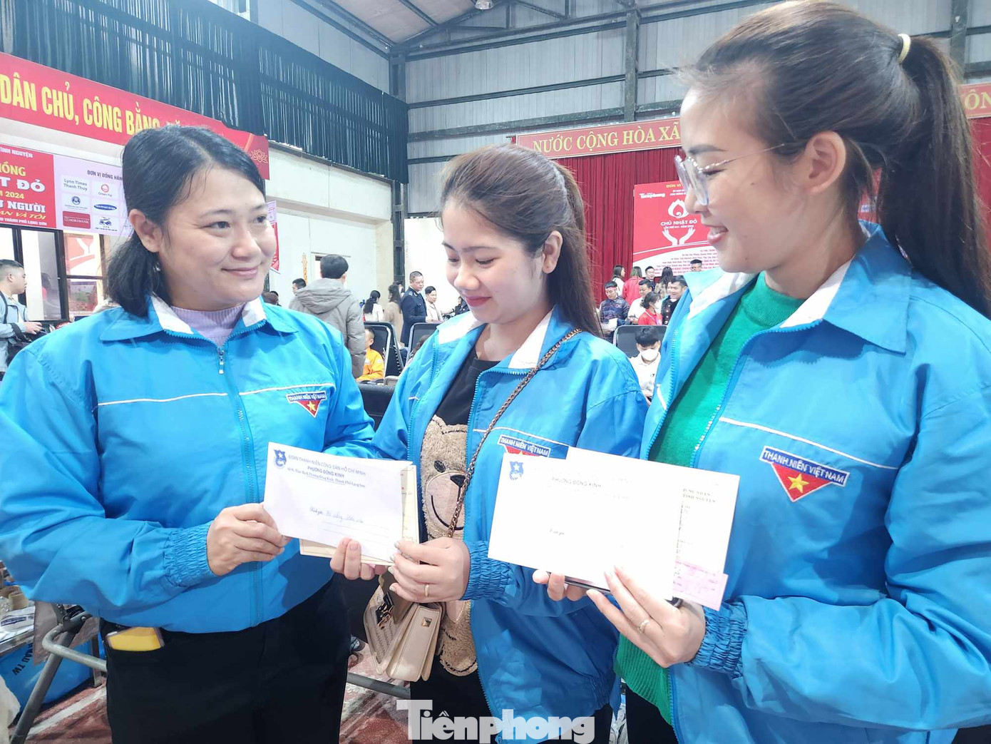 Thanh niên tham gia chương trình hiến máu tình nguyện nhận quà hỗ trợ của tổ chức Đoàn địa phương. Ảnh: Duy Chiến