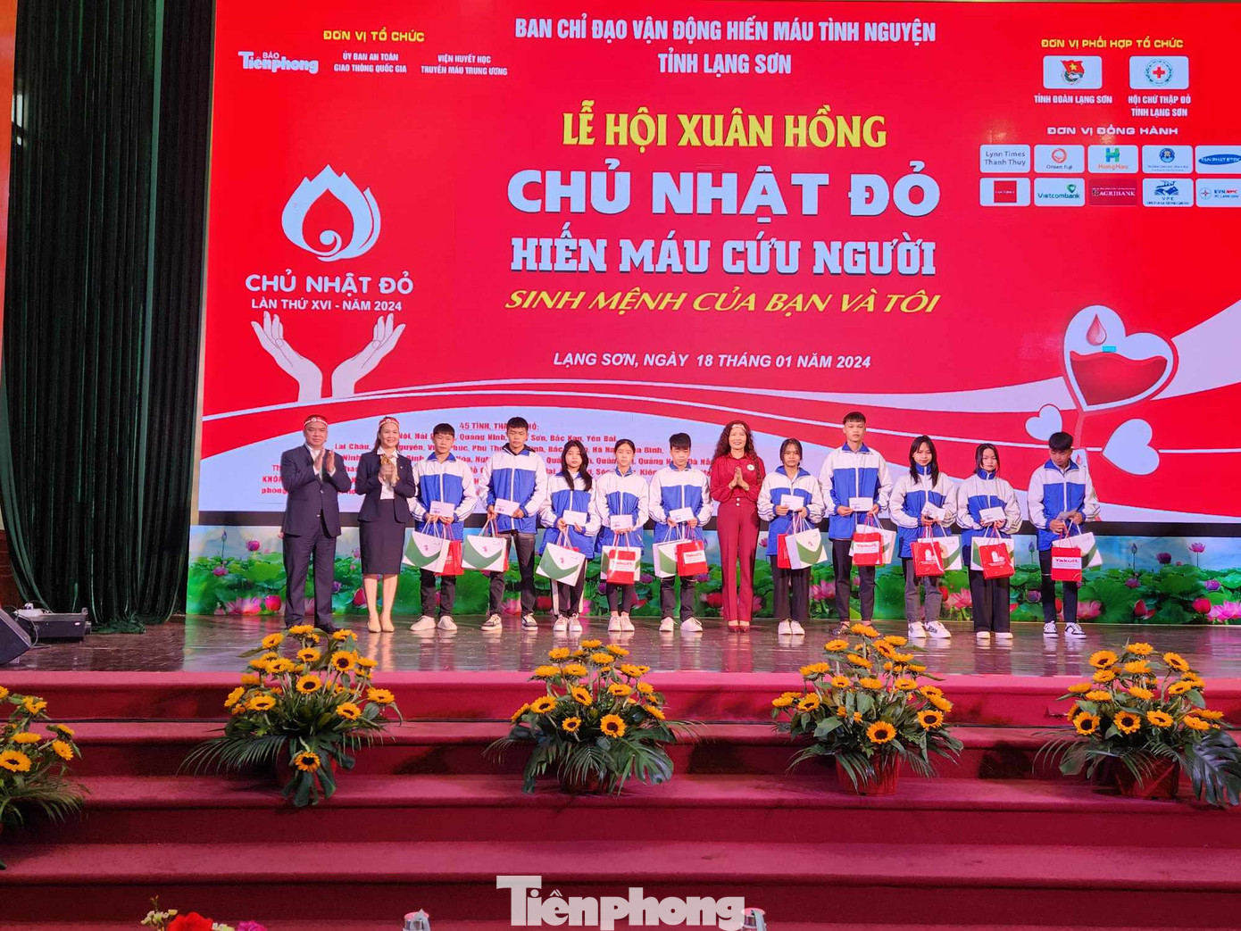 Ban tổ chức trao tặng 10 suất quà cho các em học sinh có hoàn cảnh khó khăn trên địa bàn huyện Cao Lộc. Ảnh: Duy Chiến