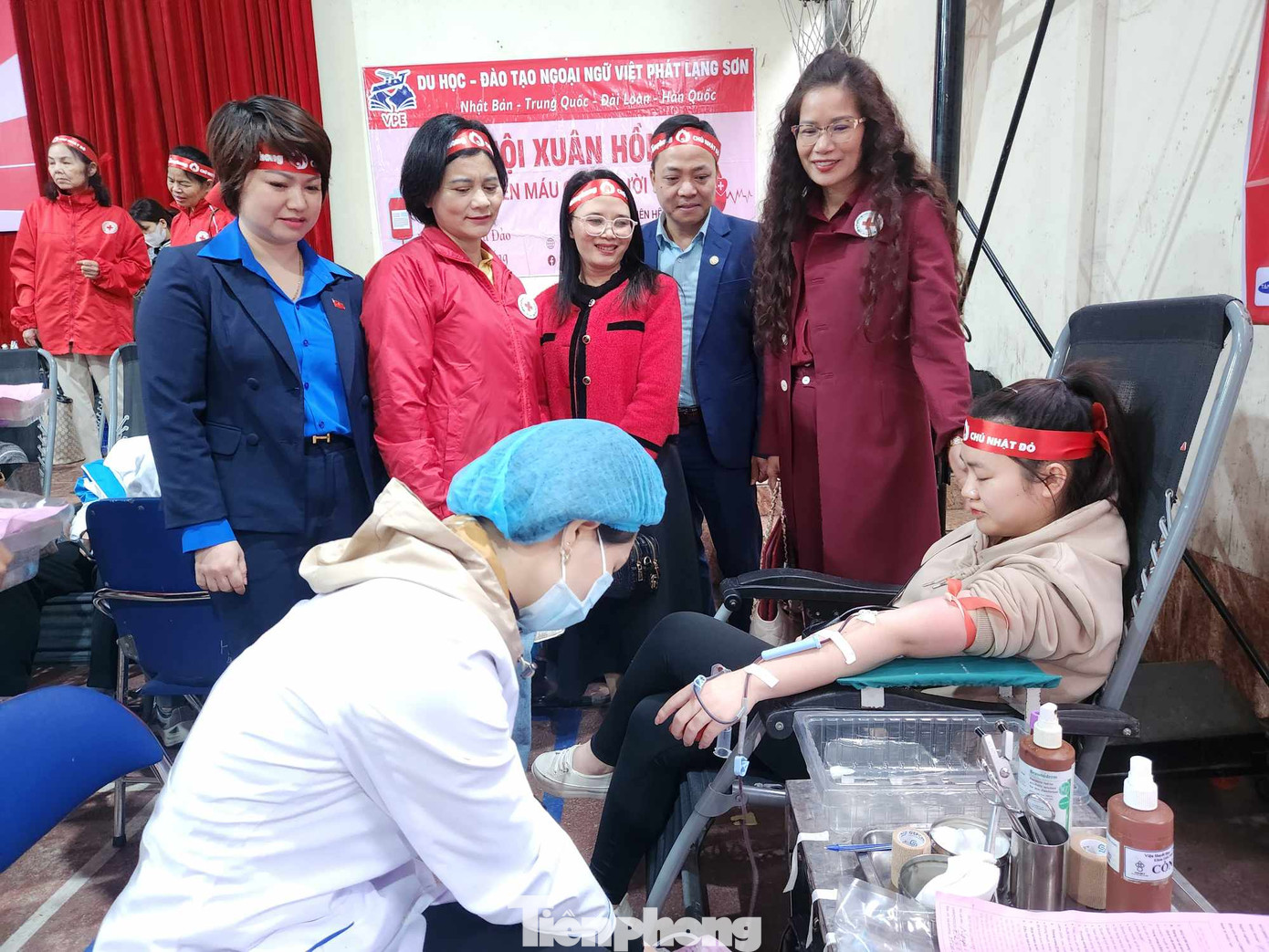 Lãnh đạo các sở, ngành ở địa phương thăm hỏi người hiến máu. Ảnh: Duy Chiến