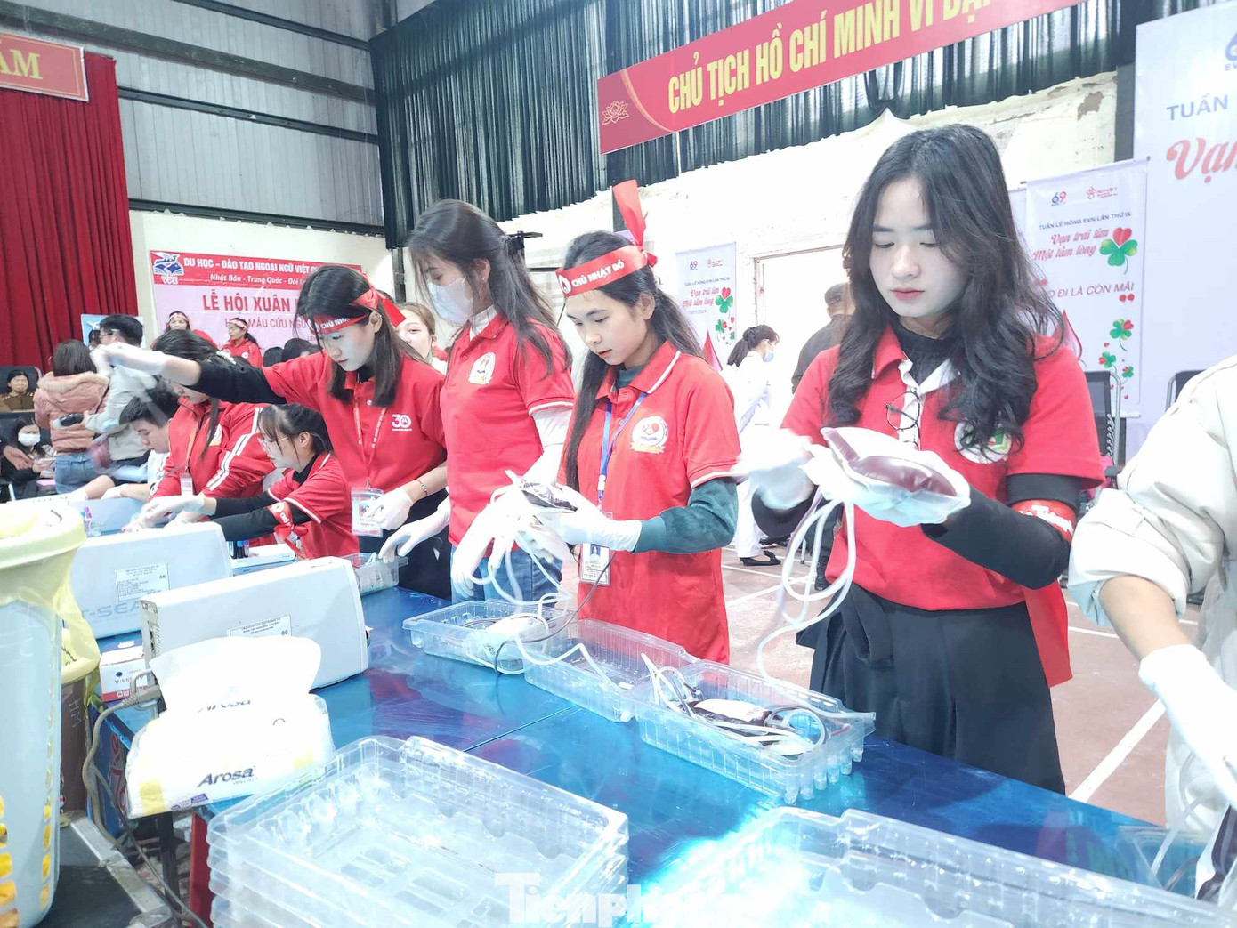 Chương trình đã tiếp nhận khoảng 1.000 đơn vị máu. Ảnh: Duy Chiến