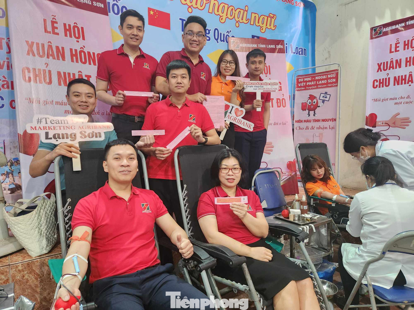 Mặc dù là ngày làm việc, cán bộ Ngân hàng NN &amp;PTNT chi nhánh tỉnh Lạng Sơn vẫn thay phiên nhau đến hiến máu. Ảnh: Duy Chiến