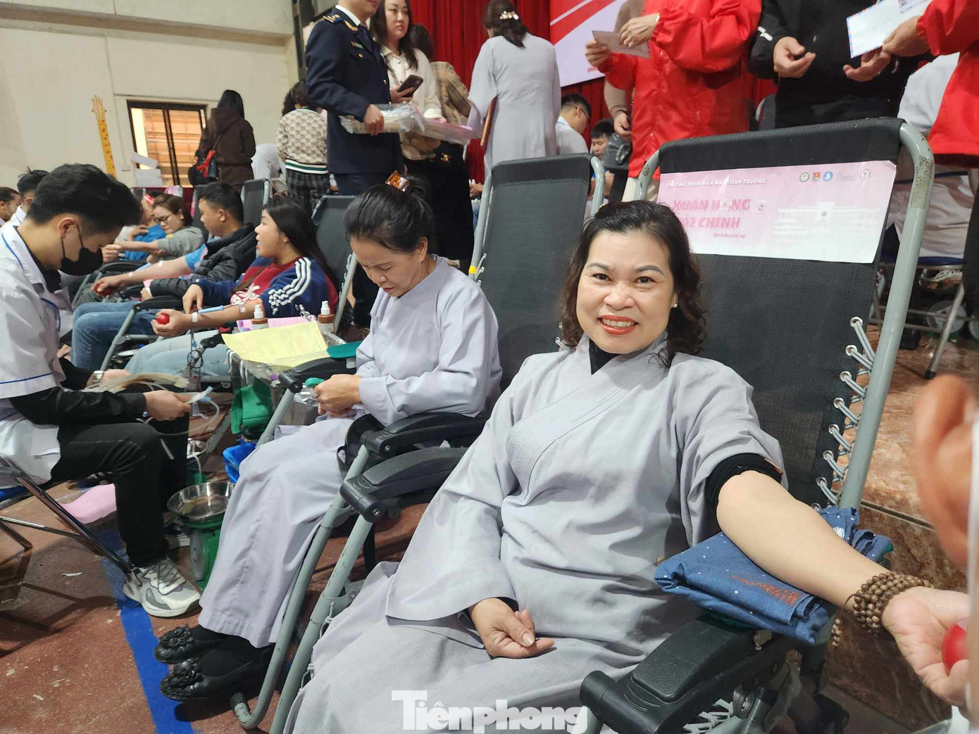 Đông đảo tăng ni, phật tử hiến máu tình nguyện. Ảnh: Duy Chiến