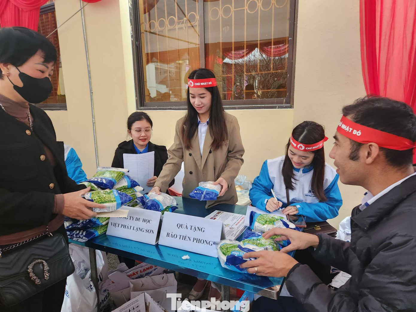 Ngoài tiêu chuẩn theo quy định, người hiến máu còn nhận thêm quà của báo Tiền Phong.