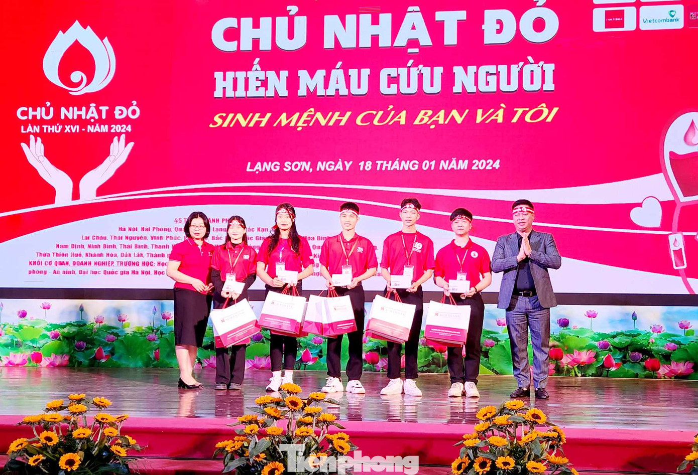 Tôn vinh, tặng quà cho 5 thanh niên tiêu biểu trong công tác hiến máu tình nguyện. Ảnh: Duy Chiến