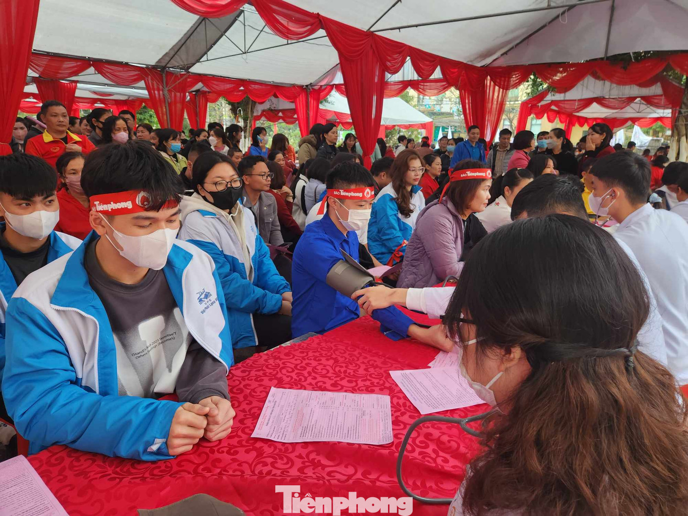 Đông đảo đoàn viên, thanh niên tham gia hiến máu. Ảnh: Duy Chiến