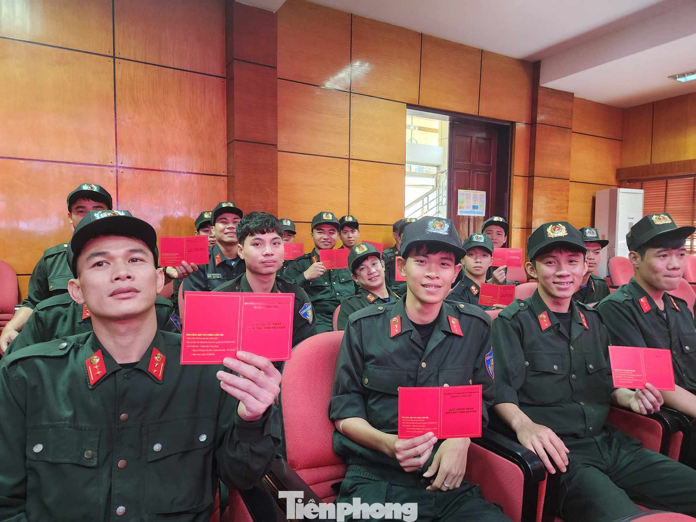 Các chiến sĩ trẻ Cảnh sát cơ động hưởng ứng tham gia chương trình. Ảnh: Duy Chiến