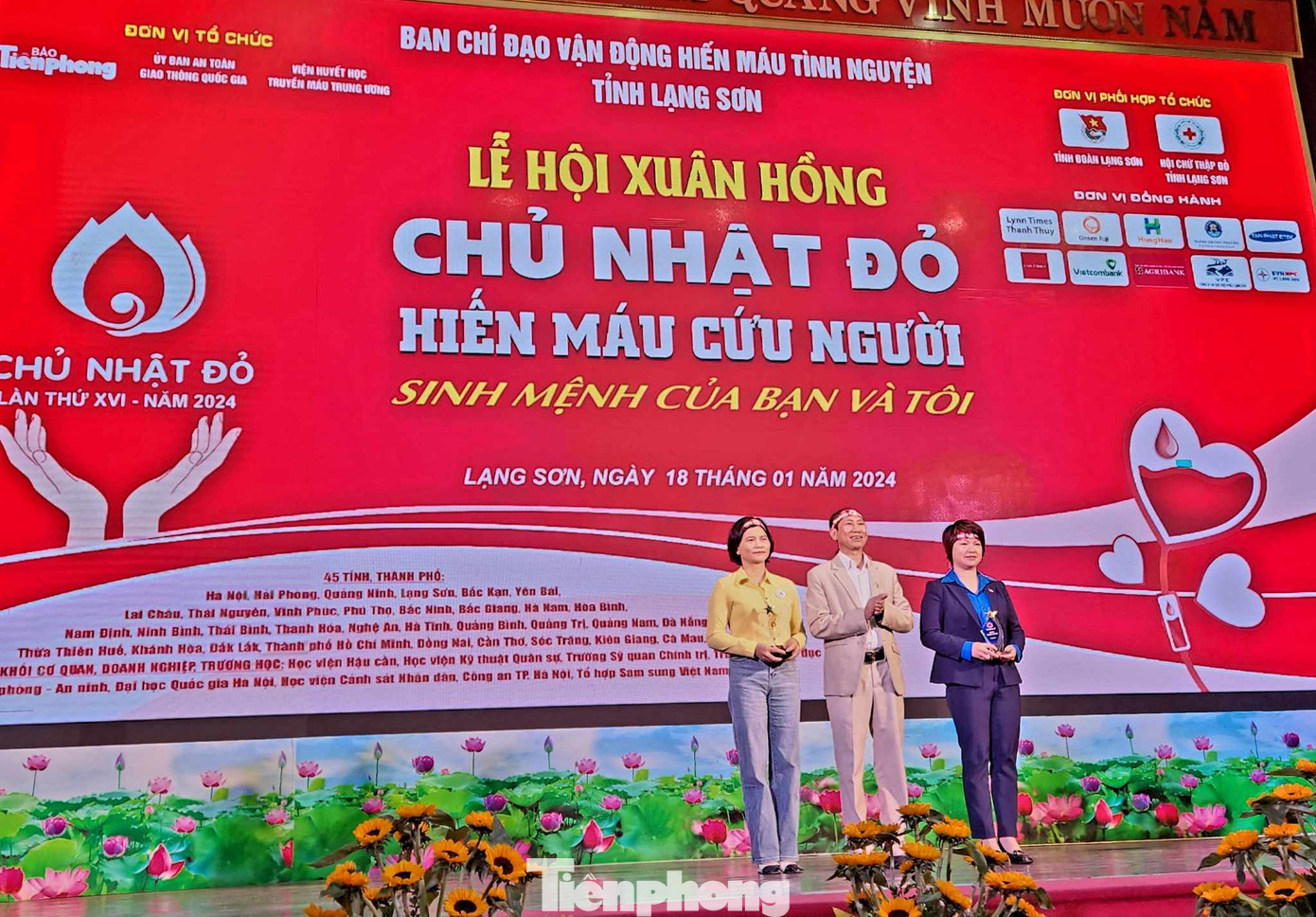 Đại diện báo Tiền Phong (giữa) trao cúp tri ân các đơn vị đồng hành cùng chương trình.