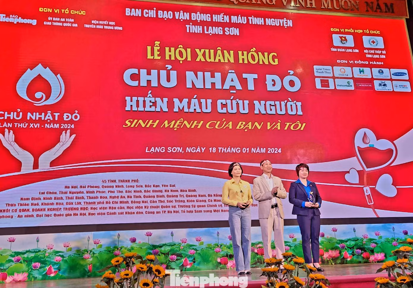 Đại diện báo Tiền Phong (giữa) trao cúp tri ân các đơn vị đồng hành cùng chương trình. Đại diện báo Tiền Phong (giữa) trao cúp tri ân các đơn vị đồng hành cùng chương trình.