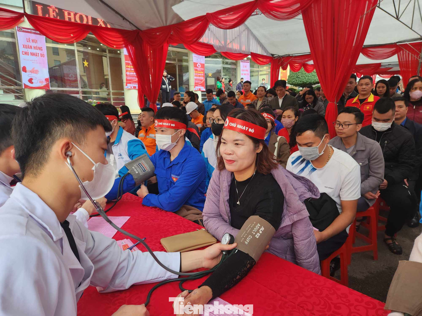 Nhà văn Ngọc Bốn - cán bộ Hội VHNT tỉnh Lạng Sơn tham gia hiến máu. Ảnh: Duy Chiến